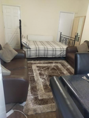 Female and children Extra Large Double Room with Ensuite